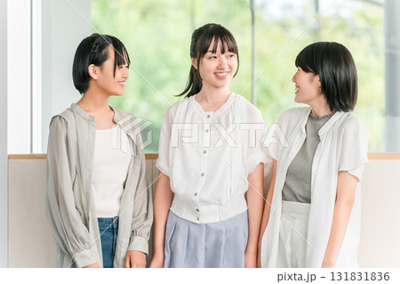 友達と一緒にいる私服姿の小学生,中学生の女の子 131831836