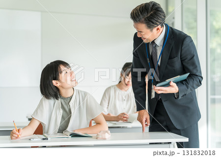 塾・学童で勉強・学校で授業・夏期講習をする小学生の子供（教育） 131832018
