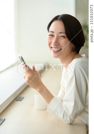 カフェでスマホを操作する女性 131832073