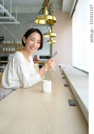 カフェでスマホを操作する女性 カフェでスマホを操作する女性 131832107
