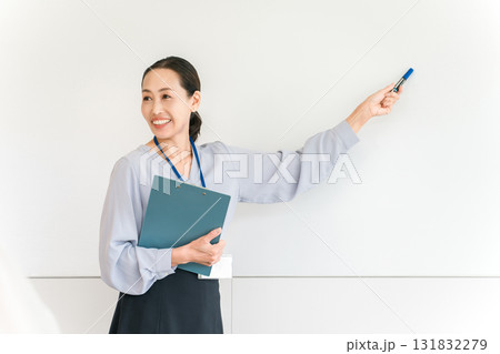 塾,セミナー,講習会でホワイトボードの前で講義する女性講師,教員,塾講師 131832279