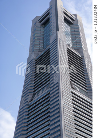 ランドマークタワーを見上げる 131832484