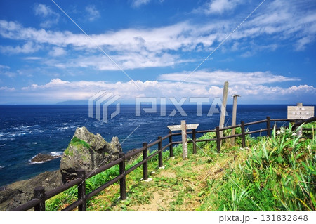 夏の竜飛岬　竜飛崎階段遊歩道から屏風岩を臨む 131832848