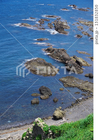 夏の竜飛岬　竜飛崎階段遊歩道から海岸を臨む 131832850