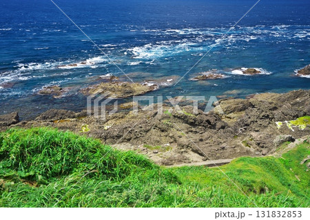 夏の竜飛岬 竜飛崎階段遊歩道から潮が流れる海岸を臨む 夏の竜飛岬 竜飛崎階段遊歩道から潮が流れる海岸を臨む 131832853