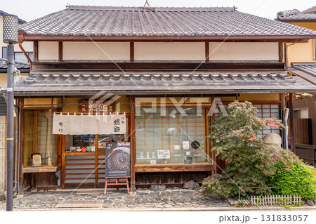 京都　嵯峨野　嵯峩螺鈿　野村　夜光貝（やこうがい）の輝きを追求 131833057
