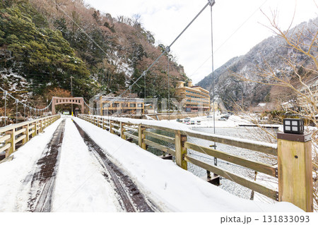 冬化粧した湯原温泉街 131833093