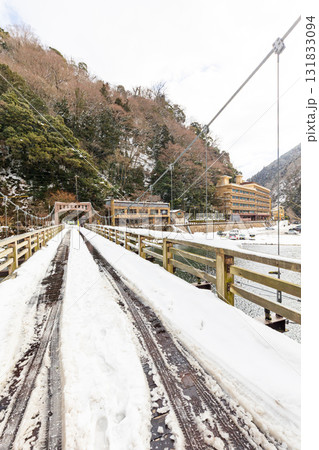 冬化粧した湯原温泉街 131833094