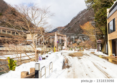 冬化粧した湯原温泉街 131833098