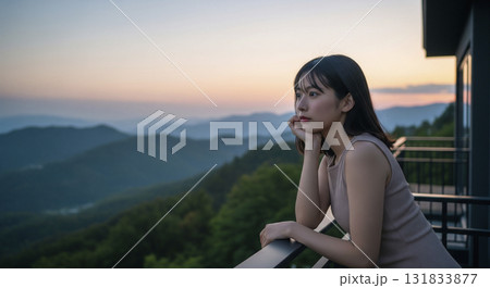 バルコニーから風景を眺める日本人女性 バルコニーから風景を眺める日本人女性 131833877