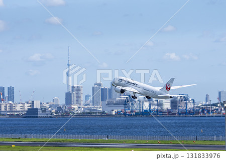 羽田空港の風景 離陸中の飛行機と東京スカイツリー 東京都大田区 羽田空港の風景 離陸中の飛行機と東京スカイツリー 東京都大田区 131833976