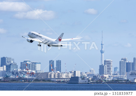 羽田空港の風景 離陸中の飛行機と東京スカイツリー 東京都大田区 羽田空港の風景 離陸中の飛行機と東京スカイツリー 東京都大田区 131833977