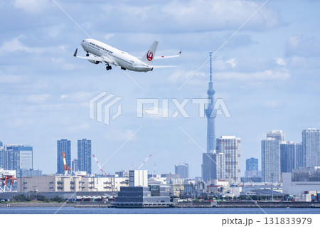 羽田空港の風景 離陸中の飛行機と東京スカイツリー 東京都大田区 羽田空港の風景 離陸中の飛行機と東京スカイツリー 東京都大田区 131833979