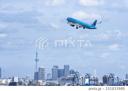 羽田空港の風景　離陸中の飛行機と東京スカイツリー　東京都大田区 131833980