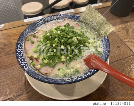鶴亀堂の豚骨ラーメン＋ネギトッピング 131834011
