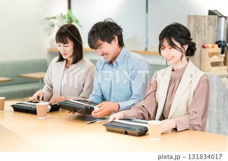 社員食堂でランチ・仕出し弁当・デリバリー・ケータリングの弁当を食べる男女(福利厚生) 社員食堂でランチ・仕出し弁当・デリバリー・ケータリングの弁当を食べる男女(福利厚生) 131834017