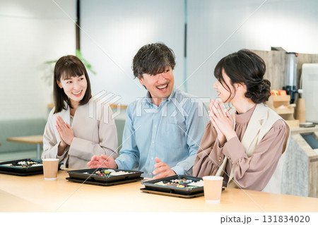 社員食堂でランチ・仕出し弁当・デリバリー・ケータリングの弁当を食べる男女（福利厚生） 131834020
