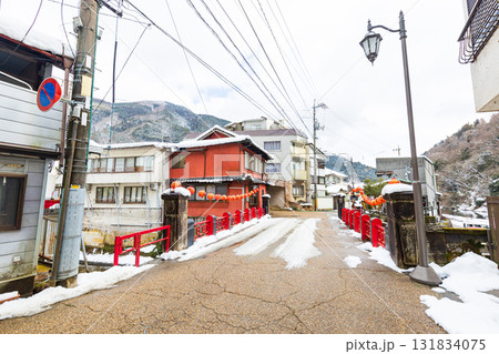 冬化粧した湯原温泉街 131834075
