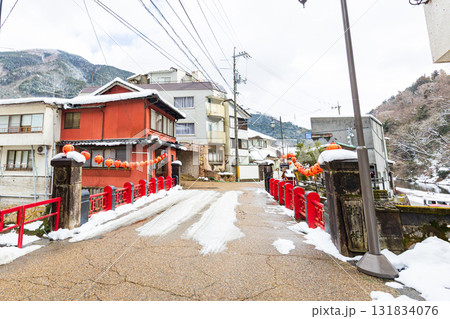 冬化粧した湯原温泉街 131834076