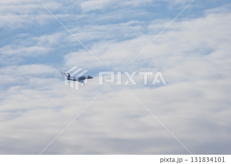 羽田空港の風景　離陸中の飛行機　東京都大田区 131834101