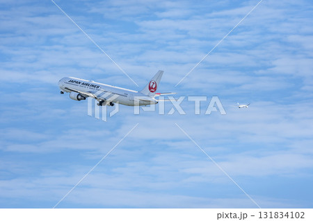 羽田空港の風景　離陸中の飛行機　東京都大田区 131834102