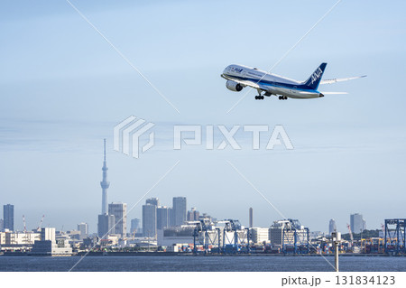 羽田空港の風景　離陸中の飛行機と東京スカイツリー　東京都大田区 131834123