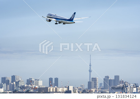 羽田空港の風景 離陸中の飛行機と東京スカイツリー 東京都大田区 羽田空港の風景 離陸中の飛行機と東京スカイツリー 東京都大田区 131834124