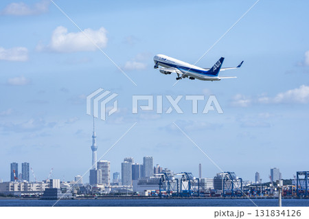 羽田空港の風景　離陸中の飛行機と東京スカイツリー　東京都大田区 131834126