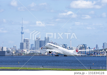 羽田空港の風景　離陸中の飛行機と東京スカイツリー　東京都大田区 131834128