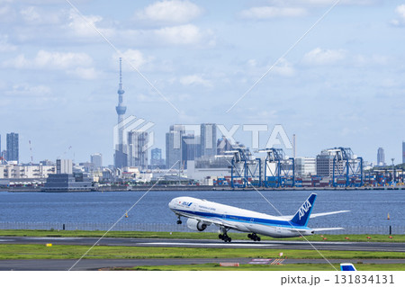羽田空港の風景　離陸中の飛行機と東京スカイツリー　東京都大田区 131834131