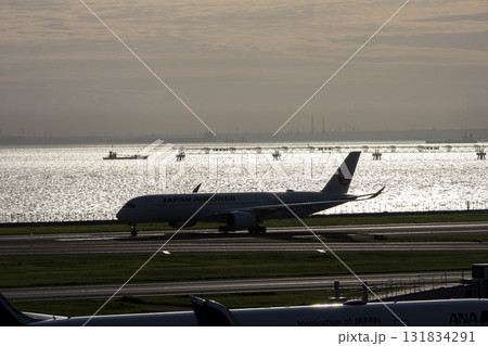 羽田空港の風景 離陸中の飛行機 シルエット 東京都大田区 羽田空港の風景 離陸中の飛行機 シルエット 東京都大田区 131834291