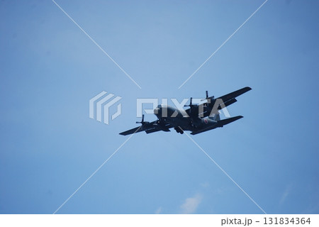 大空を飛ぶ自衛隊輸送機 131834364