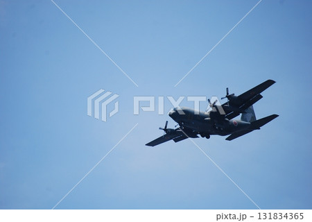 大空を飛ぶ自衛隊輸送機 131834365