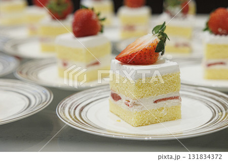 皿に並べられたショートケーキの画像　ビッフェ 131834372