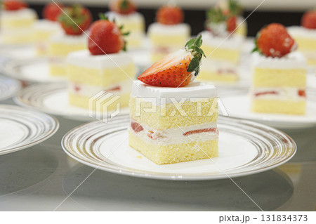 皿に並べられたショートケーキの画像 ビッフェ 皿に並べられたショートケーキの画像 ビッフェ 131834373