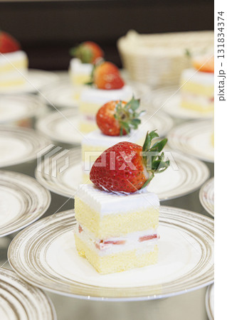 皿に並べられたショートケーキの画像 ビッフェ 皿に並べられたショートケーキの画像 ビッフェ 131834374