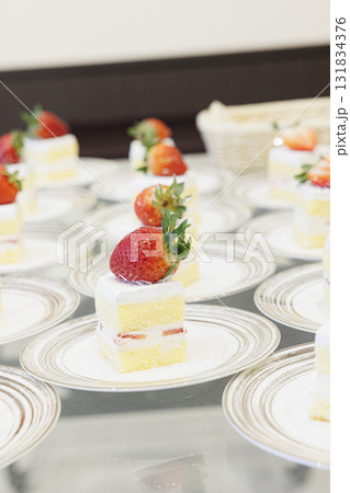 皿に並べられたショートケーキの画像　ビッフェ 131834376