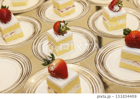 皿に並べられたショートケーキの画像　ビッフェ 131834409