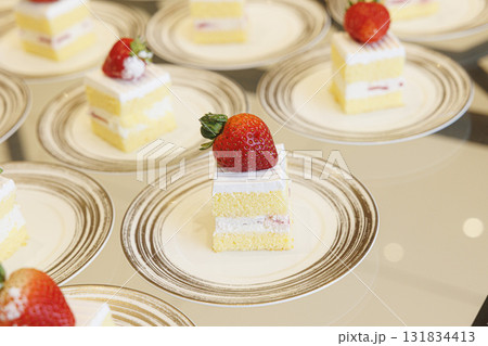 皿に並べられたショートケーキの画像 ビッフェ 皿に並べられたショートケーキの画像 ビッフェ 131834413