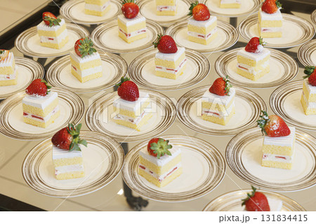 皿に並べられたショートケーキの画像 ビッフェ 皿に並べられたショートケーキの画像 ビッフェ 131834415