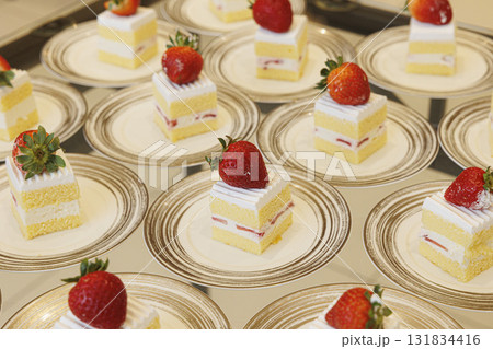 皿に並べられたショートケーキの画像 ビッフェ 皿に並べられたショートケーキの画像 ビッフェ 131834416