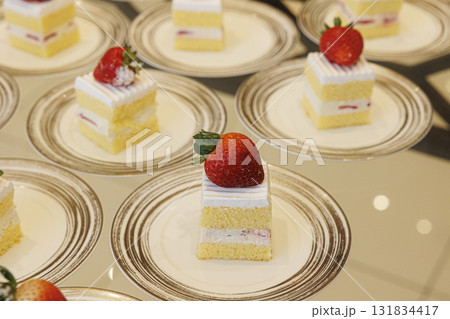 皿に並べられたショートケーキの画像　ビッフェ 131834417