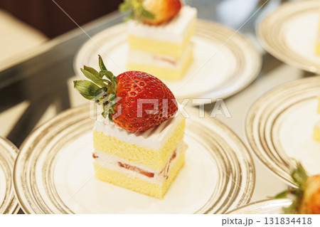 皿に並べられたショートケーキの画像 ビッフェ 皿に並べられたショートケーキの画像 ビッフェ 131834418