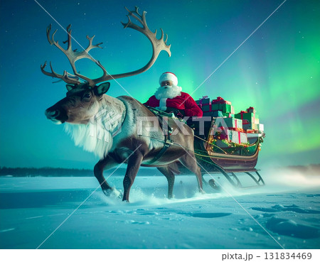 トナカイのソリに乗ったサンタクロース 131834469