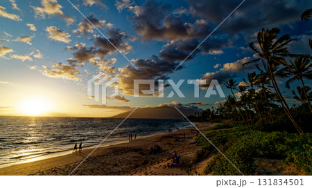 マウイ島のビーチで見る夕焼け 131834501