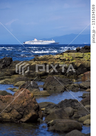 夏の竜飛岬 滝浜海岸から津軽海峡を航行する新日本海フェリーらいらっくを臨む 夏の竜飛岬 滝浜海岸から津軽海峡を航行する新日本海フェリーらいらっくを臨む 131834569