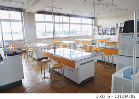 学校の家庭科室 131834592
