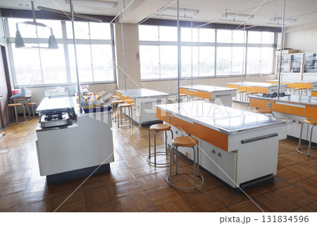 学校の机と家庭科室 学校の机と家庭科室 131834596