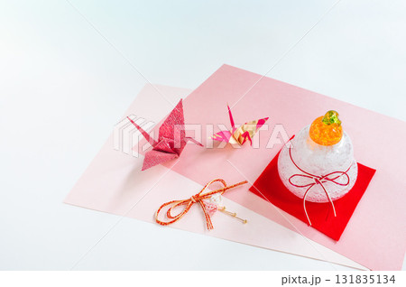 華やかな背景の鏡もち 華やかな背景の鏡もち 131835134