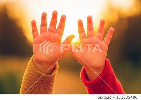 手のひらを太陽に透かしてみれば 手のひらを太陽に透かしてみれば 131835480